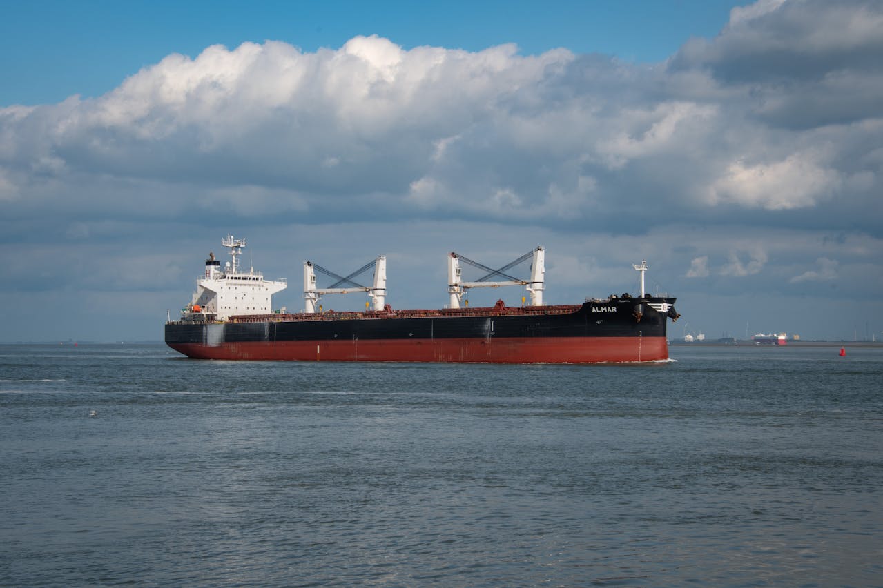 Mega Containerschip Arriveert in Rotterdamse Haven!