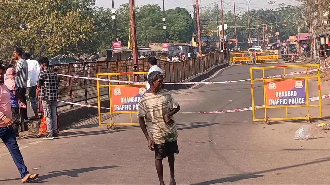 धनबाद के केंदुआ में सड़क धंसी, गैस प्रभावित इलाके में बढ़ा खतरा, प्रशासन ने रोका आवागमन