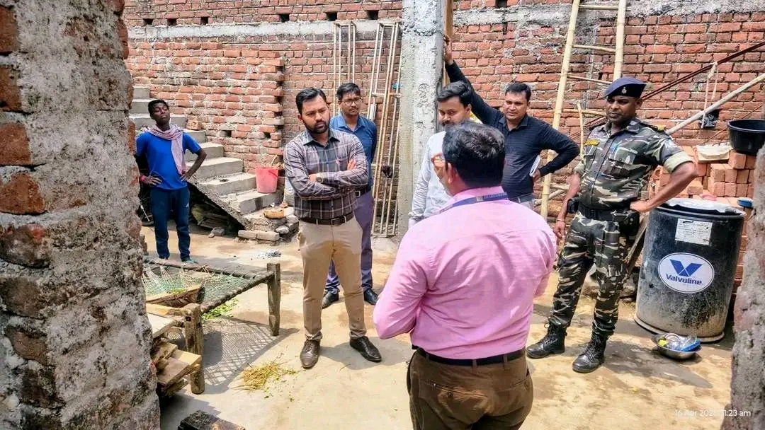 बलियापुर में योजनाओं की जांच, उप विकास आयुक्त ने स्वास्थ्य केंद्र की व्यवस्था पर जताई नाराजगी