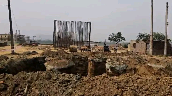 धनबाद के वासेपुर में ओवरब्रिज निर्माण के दौरान हादसा, मजदूर गंभीर घायल; लोगों ने काम रुकवाया