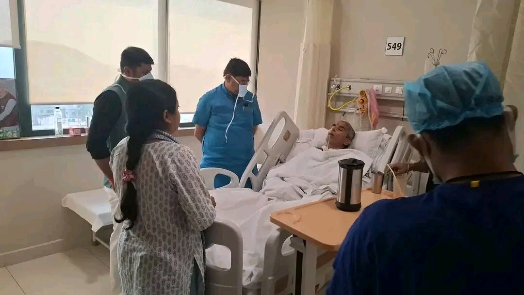 धनबाद: पूर्व विधायक इंद्रजीत महतो से मिले विधायक राज सिन्हा, जाना स्वास्थ्य हाल