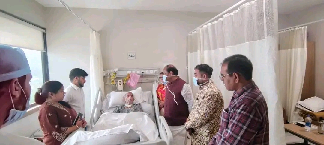bokaro पूर्व मुख्यमंत्री रघुवर दास ने अस्पताल पहुंचकर इंद्रजीत महतो का जाना हालचाल