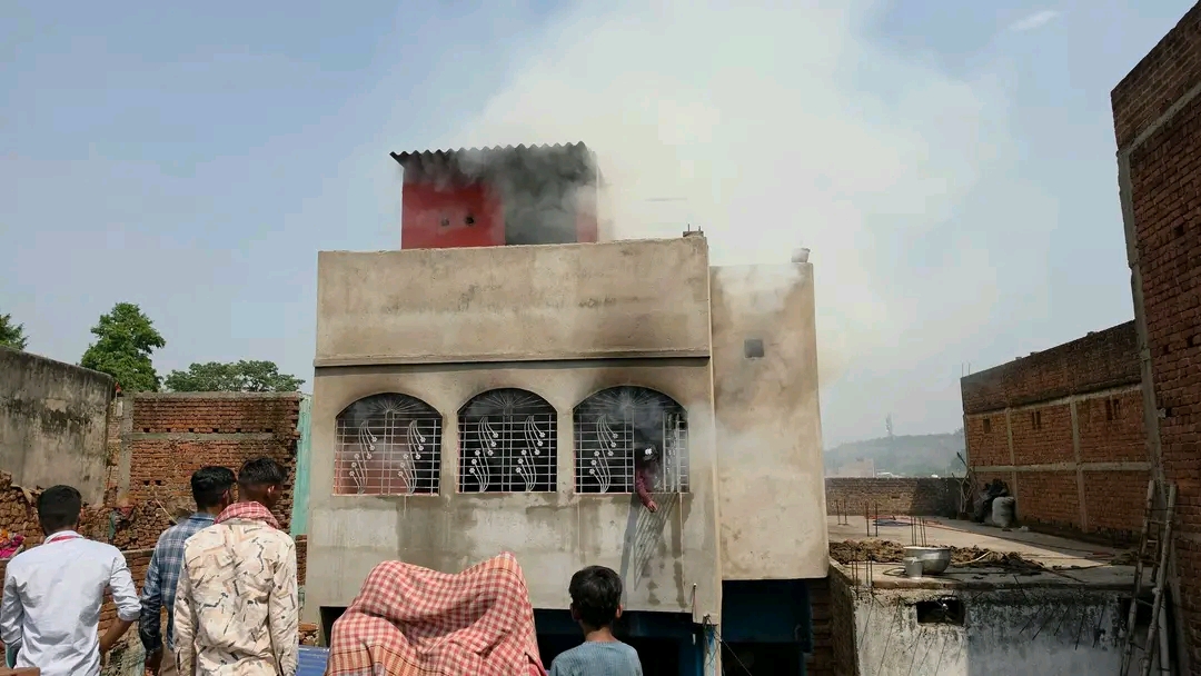 धनबाद कतरास में भीषण आग, एक घर जलकर राख, परिवार बेघर