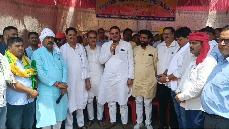 BREAKING | झरिया में मजदूरों का हल्ला बोल, BCCL प्रबंधन के खिलाफ धरना