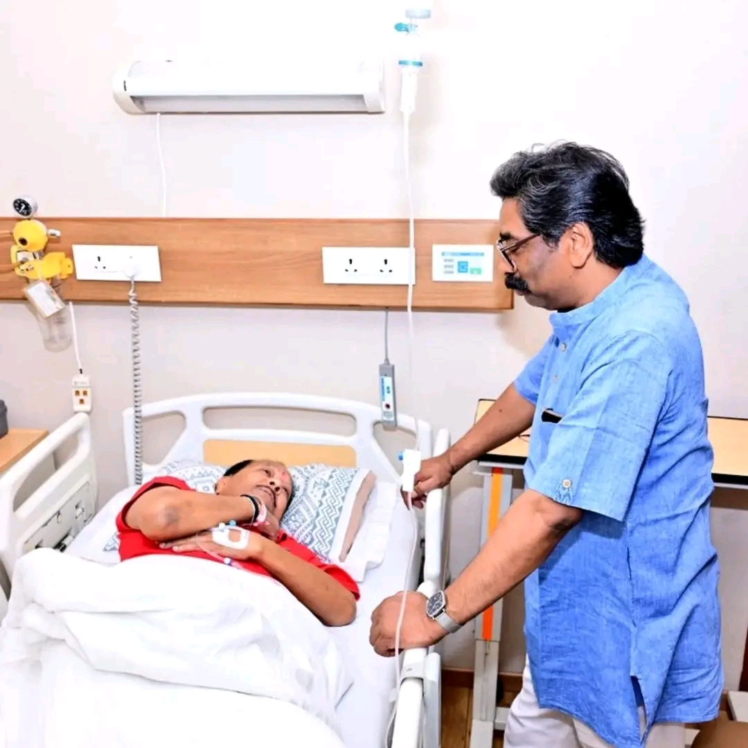 रांची में सीएम हेमंत सोरेन ने अस्पताल पहुंचकर मंत्री राधाकृष्ण किशोर का हाल जाना, शीघ्र स्वस्थ होने की कामना