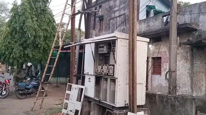 Jharia बिजली पोल से गिरा कर्मचारी, हालत गंभीर; सुरक्षा पर उठे सवाल