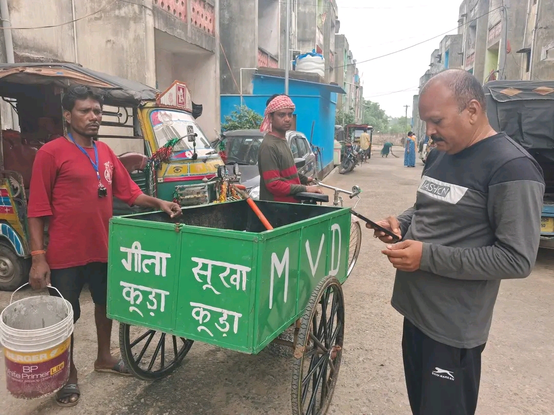 Dhanbad बेलगडिया कॉलोनी में स्वच्छता की नई शुरुआत, 10 साल बाद डोर-टू-डोर कचरा उठाव