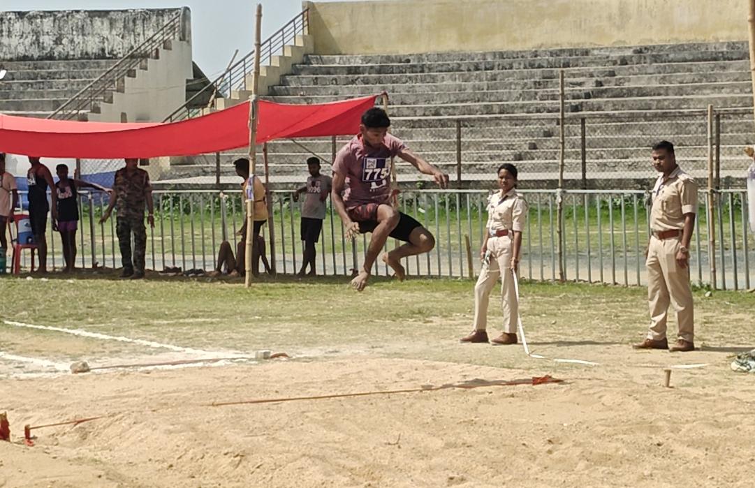होमगार्ड बहाली प्रक्रिया के आठवें दिन बाघमारा प्रखंड के अभ्यर्थियों ने दी शारीरिक दक्षता परीक्षा