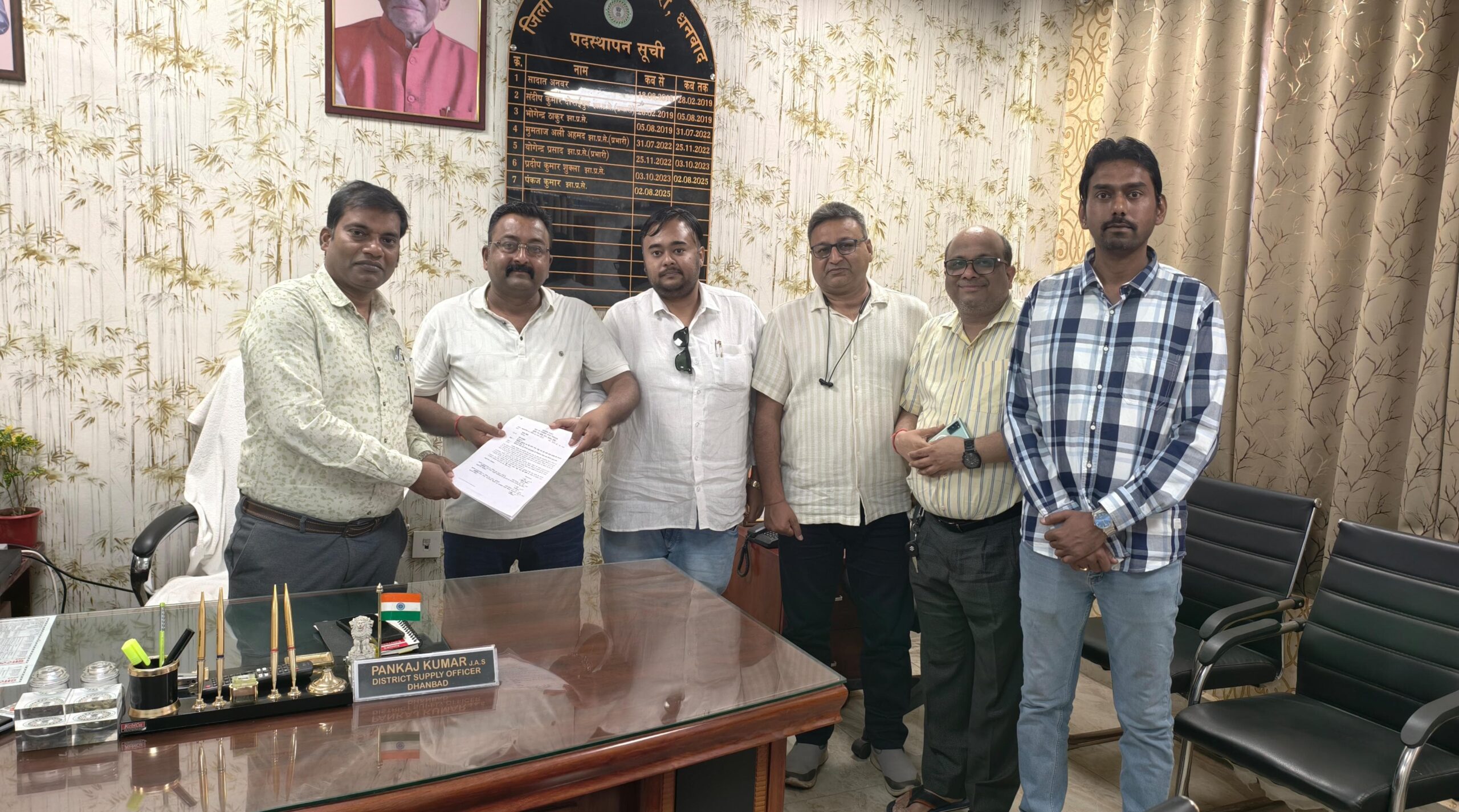धनबाद में चेंबर प्रतिनिधिमंडल ने खाद्य आपूर्ति पदाधिकारी से की मुलाकात, स्टॉक अपडेट को लेकर हुई चर्चा
