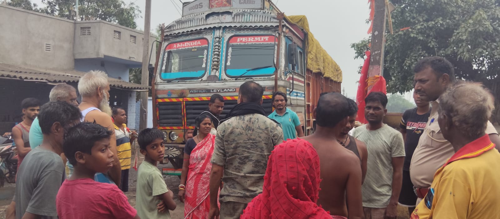 धूल और जर्जर सड़क से परेशान ग्रामीणों का फूटा गुस्सा, ट्रकों को रोककर किया चक्का जाम