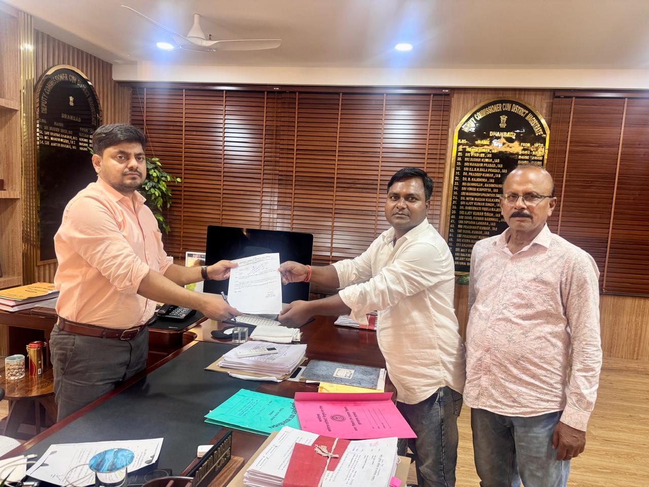 चिरकुंडा उपाध्यक्ष विजय यादव ने DC-DDC से की मुलाकात, विकास कार्यों और बालू घाट निविदा पर चर्चा