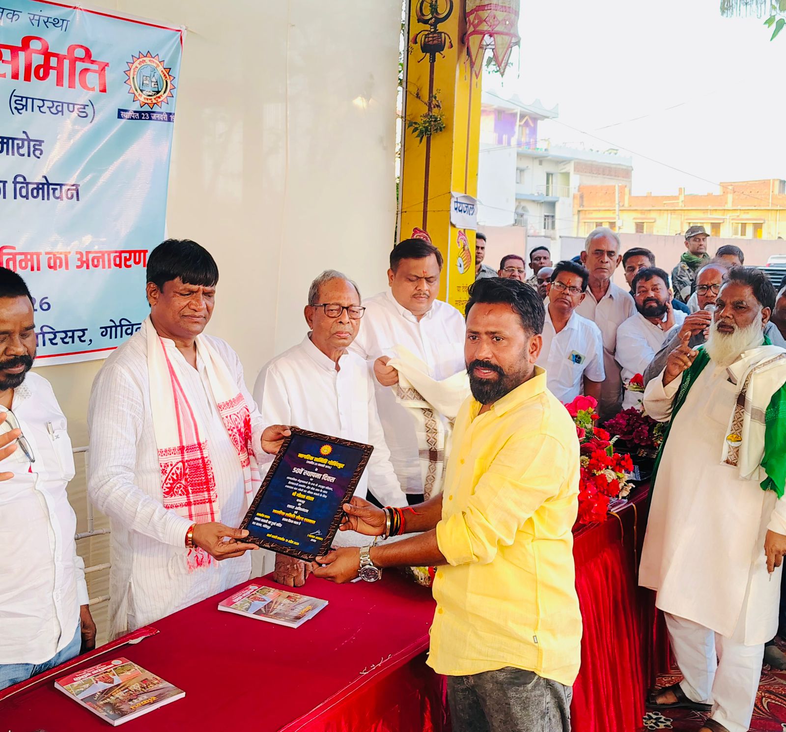 dhanbad समाजसेवी गौतम मंडल हुए सम्मानित, सांसद-विधायक ने किया संयुक्त रूप से सम्मान