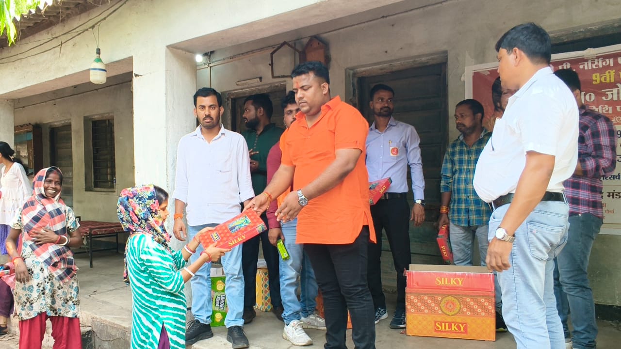 धनबाद : सेवा के जरिए याद की गई स्व. जोसना मंडल, बरमसिया में 150 परिवारों को मिला सहयोग