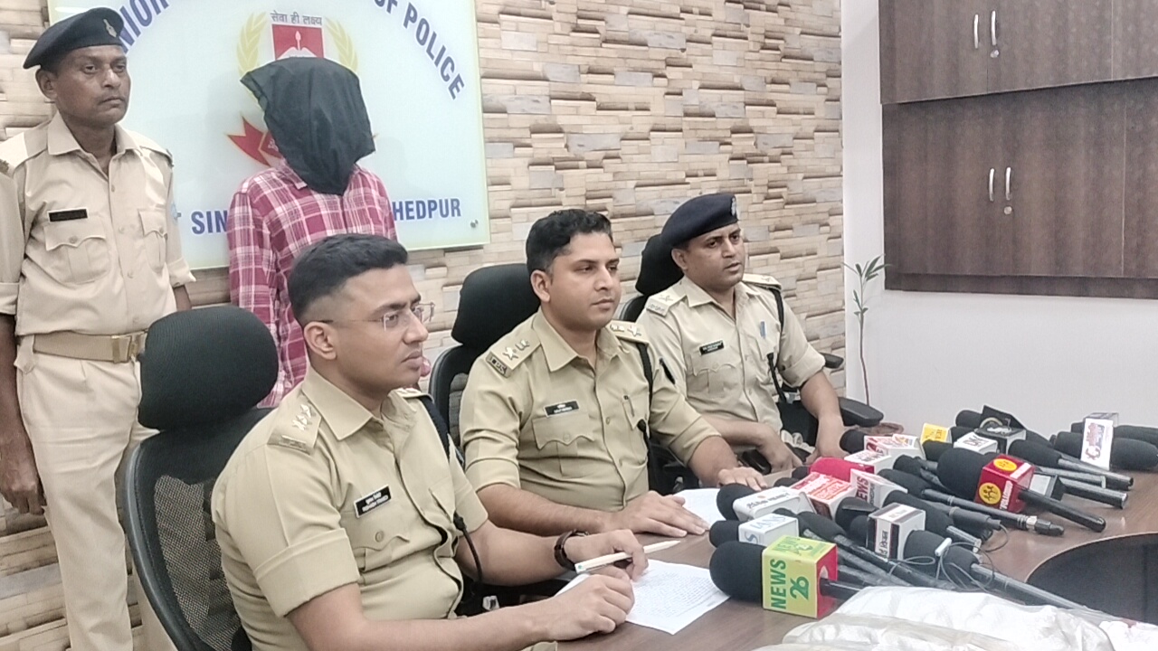 जमशेदपुर गांजा तस्करी का खुलासा: 4.30 किलो गांजा के साथ युवक गिरफ्तार, 3 साथी फरार