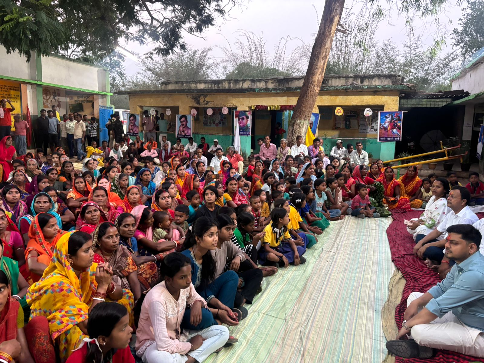 नेरो पंचायत में संध्या चौपाल: उपायुक्त ने योजनाओं से ग्रामीणों को किया जागरूक