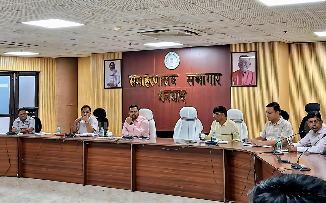 धनबाद में डीडीसी सन्नी राज की समीक्षा बैठक, मनरेगा और ग्रामीण योजनाओं में तेजी लाने का निर्देश