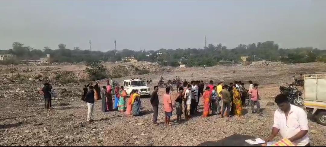 डिगवाडीह डंप में शव मिलने से सनसनी, हत्या की आशंका पर भड़के लोग