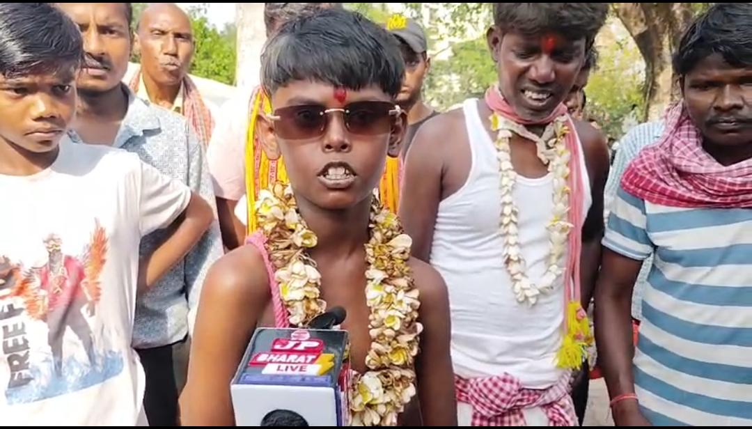 अद्भुत आस्था: झुलसाती गर्मी में 10 साल के बच्चे ने निभाई चड़क पूजा की कठिन परंपरा