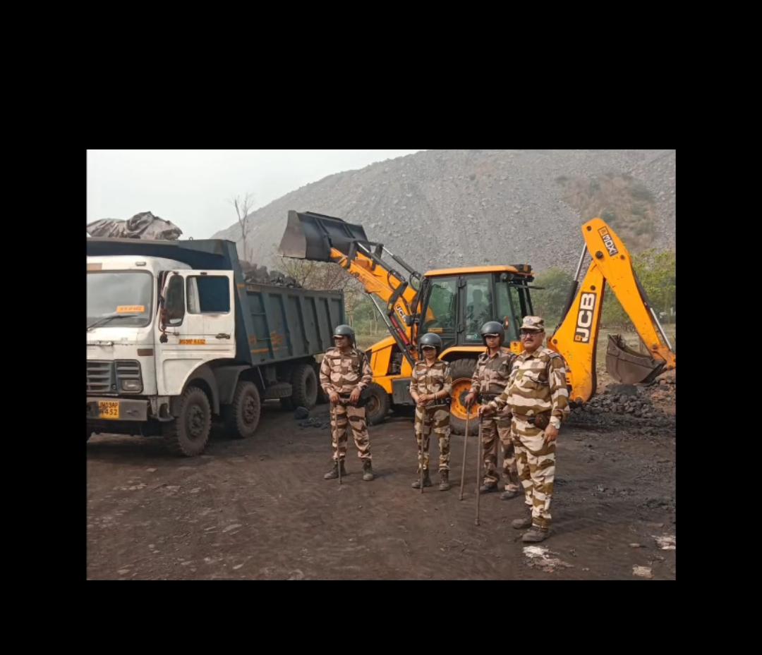 धनबाद में अवैध कोयला तस्करी के खिलाफ CISF की बड़ी कार्रवाई: 30 टन अवैध कोयला जब्त, तस्करों में हड़कंप