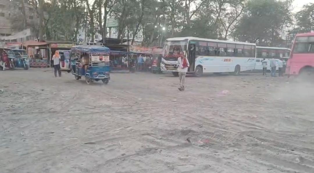 रिक्शाडीह बस स्टैंड में अव्यवस्था, बुनियादी सुविधाओं के अभाव से यात्रियों को भारी परेशानी
