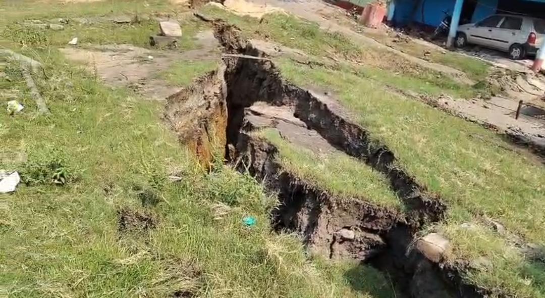 धनबाद | सोनारडीह में आधी रात ‘धरती फटी’, बस्ती जमींदोज—NH-32 जाम, मुआवजे की मांग तेज