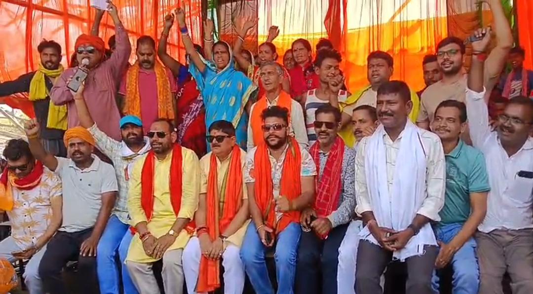 धनबाद | सड़क धंसने पर फूटा गुस्सा, विधायक राज सिन्हा अनिश्चितकालीन धरने पर बैठे