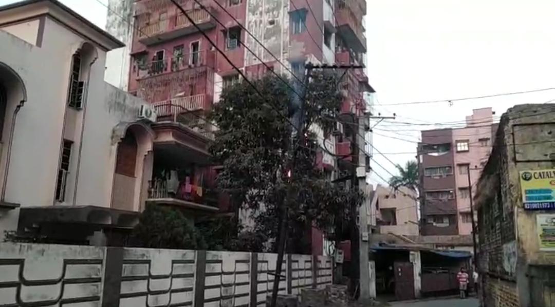 धनबाद | बिजली के पोल में लगी आग, मची अफरा-तफरी — समय रहते टला बड़ा हादसा