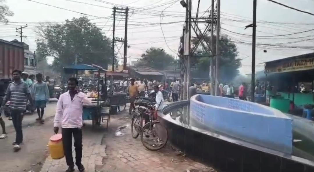 चिरकुंडा में 11KV तार गिरने से 3 मवेशियों की मौत, मुआवजे को लेकर सड़क जाम