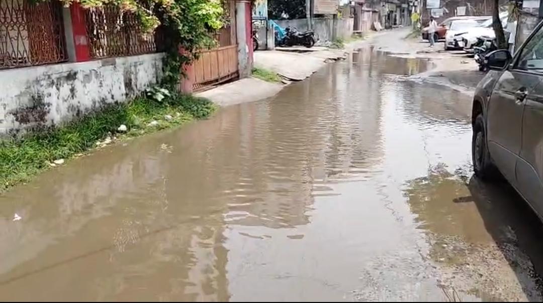Dhanbad चुनाव खत्म, वादे भी खत्म? सुभाष नगर में सड़कों पर बह रहा नाली का पानी