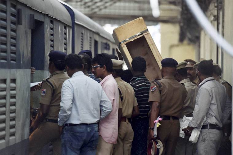 चलती ट्रेन में चोरी के बाद चेन पुलिंग कर भाग रहा चोर पकड़ा, लोगों ने रंगेहाथ दबोचा
