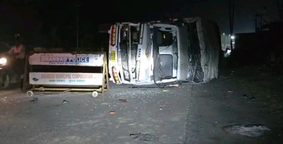 कांको कतरास में 407 वाहन पलटा, चालक और उपचालक घायल