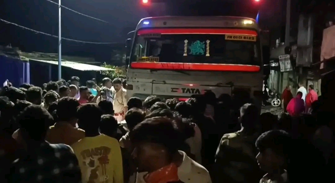झरिया के कतरास मोड़ पर दर्दनाक सड़क हादसा, हाईवा की चपेट में आई बाइक; महिला की मौत
