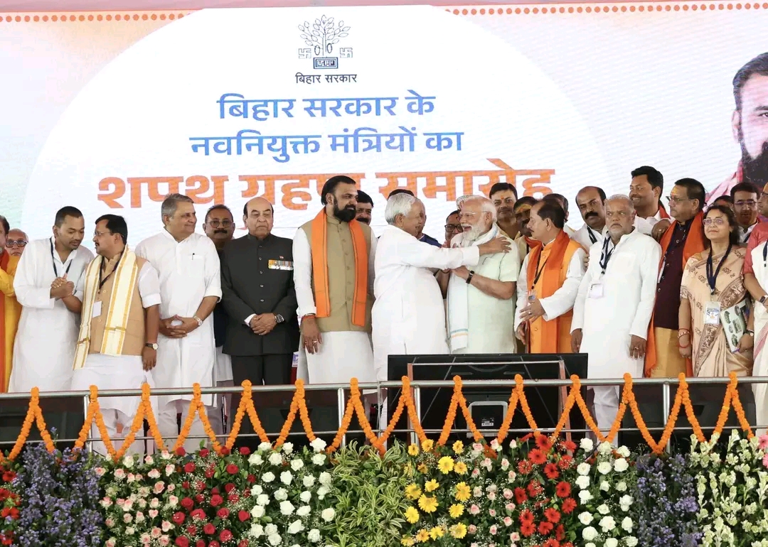 patna बिहार कैबिनेट विस्तार समारोह में मंच पर दिखा दिलचस्प पल