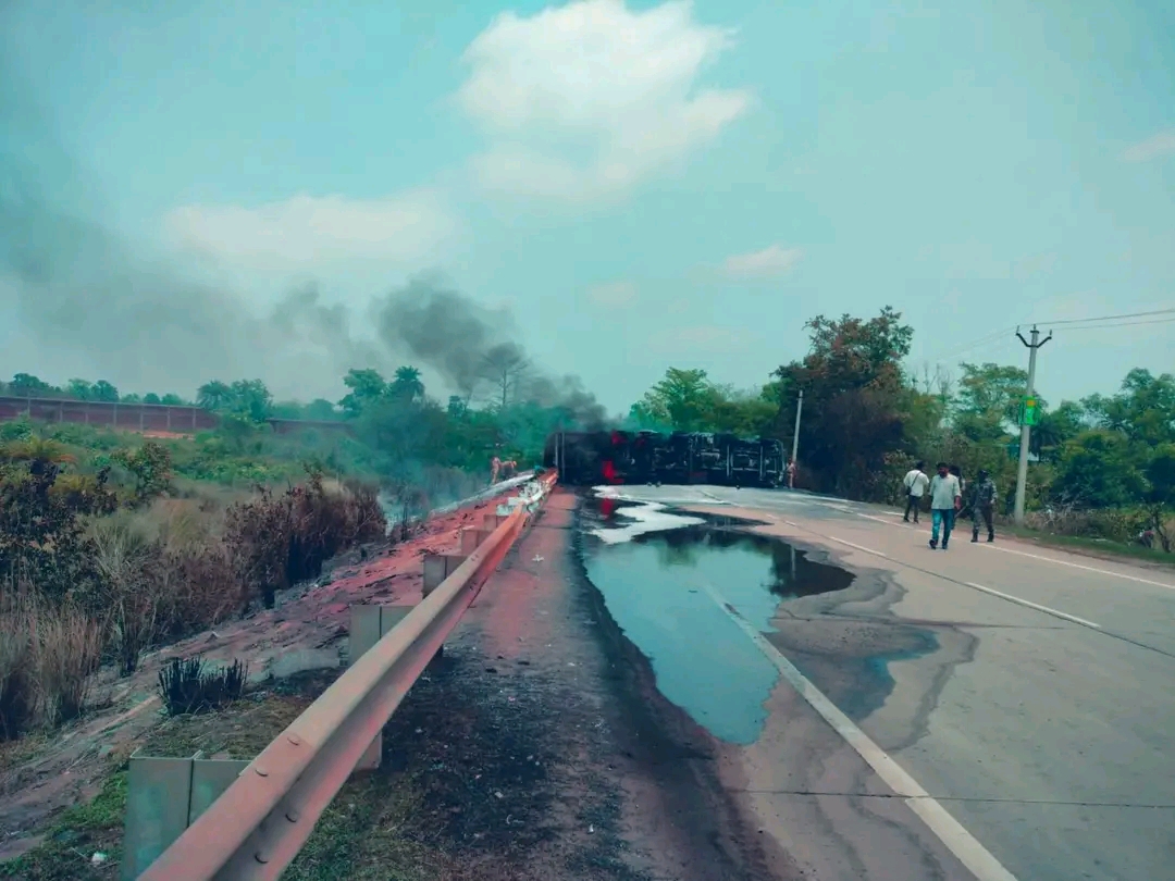 bokaro बोकारो में इथेनॉल गैस लदा 16 चक्का टैंकर पलटा, लगी भीषण आग