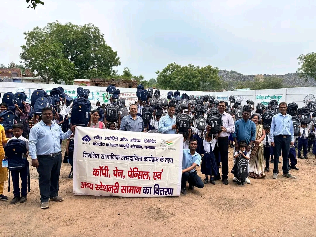 SAIL द्वारा पाठशाला स्कूल के 300 बच्चों के बीच बांटे गए स्कूल बैग और शैक्षणिक सामग्री