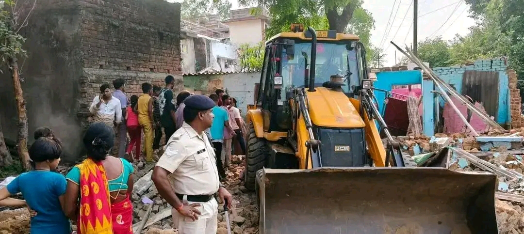 ऑपरेशन भूमि के तहत रेलवे की बड़ी कार्रवाई, धनबाद में हटाए गए करीब 100 अवैध मकान