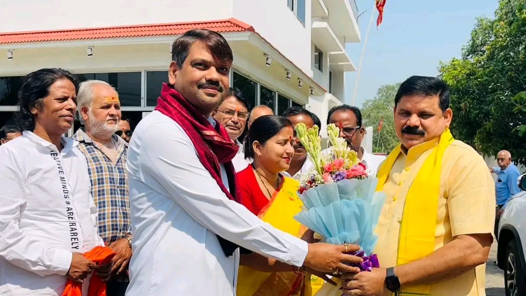 सिंह मेंशन पहुंचे केंद्रीय मंत्री सतीश चंद्र दुबे, रागिनी सिंह ने उठाया भू-धंसान और झरिया की समस्याओं का मुद्दा