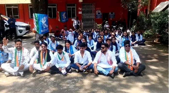 रांची विश्वविद्यालय में क्लस्टर सिस्टम के विरोध में NSUI का प्रदर्शन, छात्रों ने उठाए सवाल