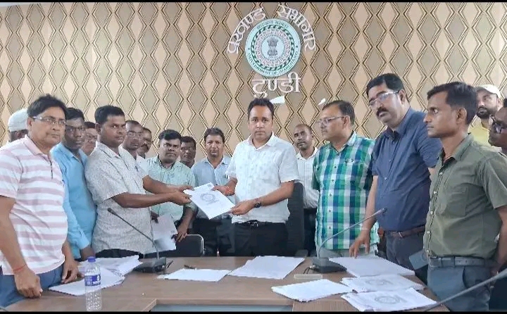 टुंडी में जनगणना कार्य के लिए शिक्षकों को बांटे गए नियुक्ति पत्र