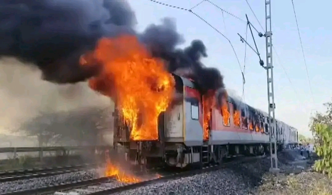 kota रतलाम–कोटा के बीच राजधानी एक्सप्रेस में लगी भीषण आग, यात्रियों में मची अफरा-तफरी