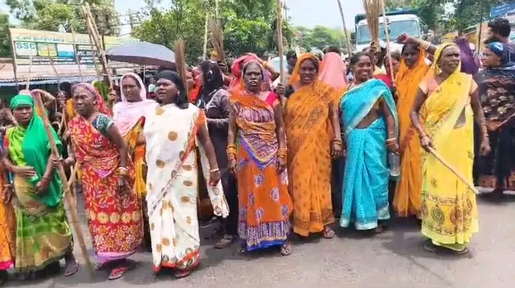 तेतुलमारी में अवैध खनन के खिलाफ महिलाओं का उग्र प्रदर्शन, 3 घंटे तक सड़क जाम