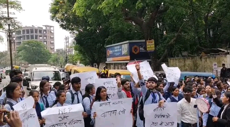 रांची में क्लस्टर सिस्टम के खिलाफ छात्रों का उग्र प्रदर्शन, डोरंडा कॉलेज के बाहर सड़क जाम