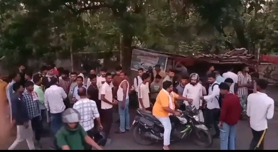 झरिया में स्कूटी-बाइक की जोरदार टक्कर, युवक की मौत — चार की हालत गंभीर