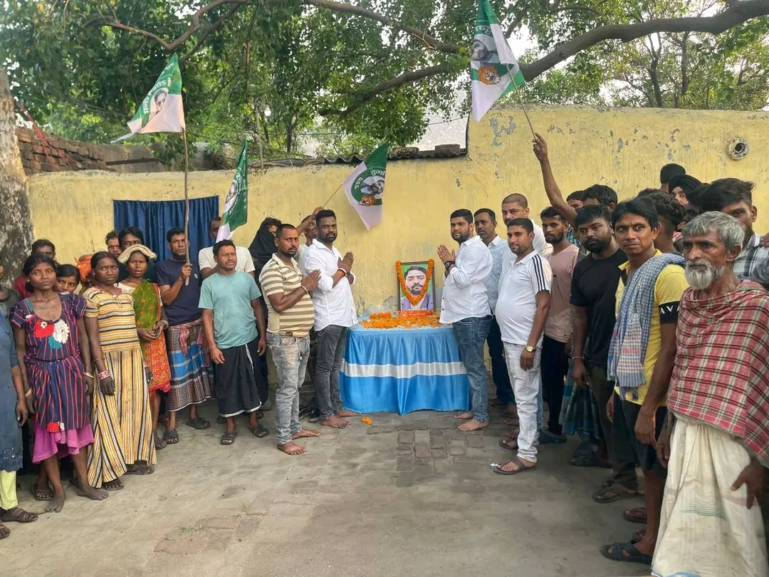 Dhanbad: तेतुलमारी वेस्ट मोदीडीह में स्वर्गीय दुर्गा सोरेन की पुण्यतिथि मनाई गई
