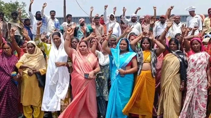 jharia झरिया में पानी-बिजली समस्या को लेकर ग्रामीणों का बीसीसीएल के खिलाफ प्रदर्शन