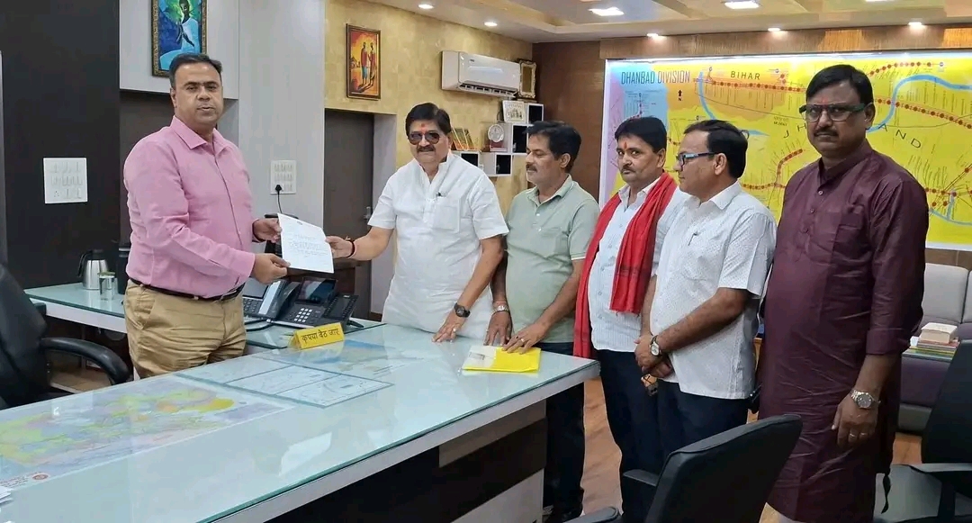 धनबाद विधायक राज सिन्हा ने डीआरएम से की मुलाकात, ट्रेन विस्तार और भूली जल संकट का मुद्दा उठाया