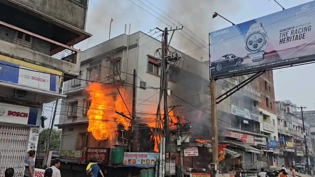 धनबाद के चौधरी स्वीट्स में भीषण आग, लाखों का सामान जलकर राख