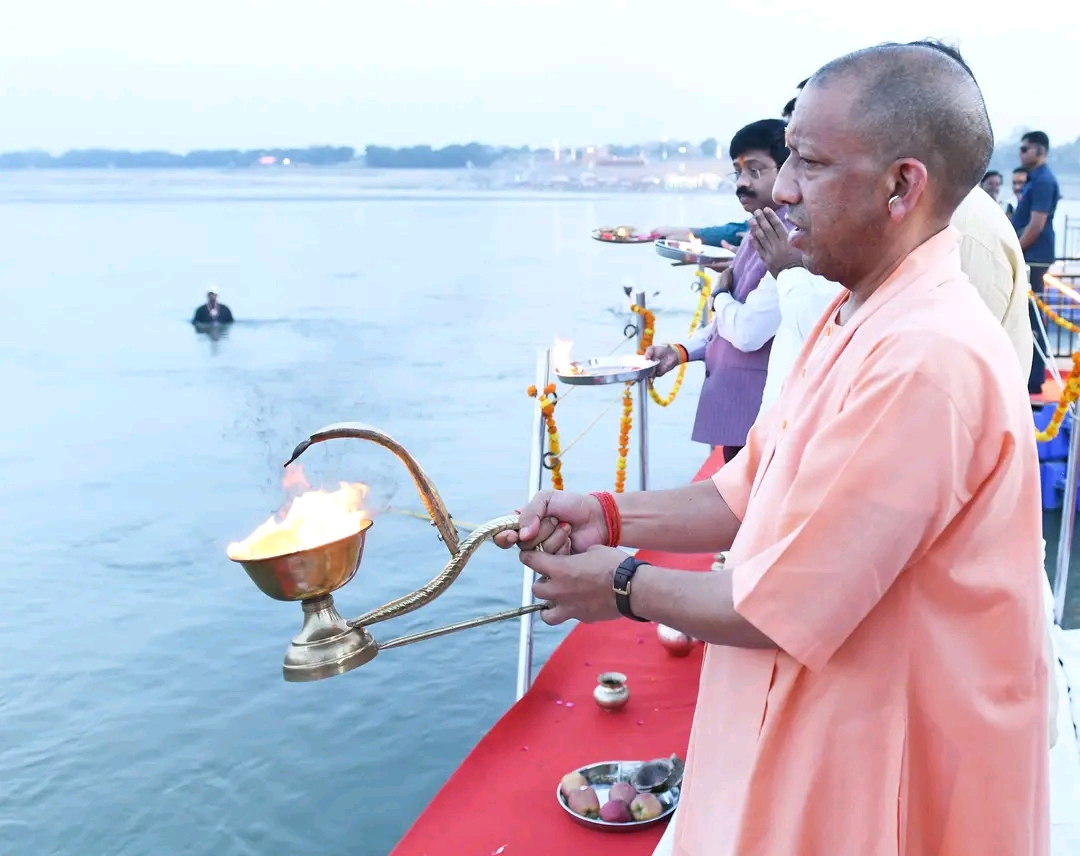 गंगा दशहरा पर संगम तट पहुंचे योगी आदित्यनाथ, मां गंगा की आरती कर की विश्व कल्याण की प्रार्थना