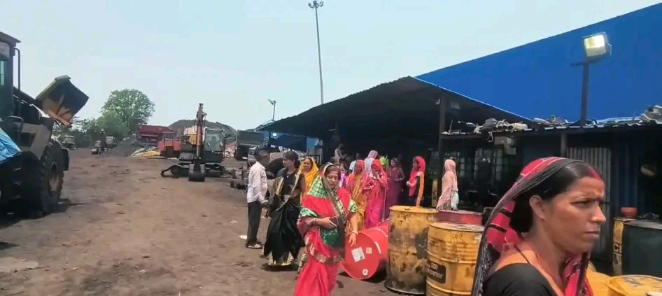 सिंदरी मार्सेलिंग यार्ड में मजदूर की मौत, मुआवजे की मांग को लेकर ग्रामीणों का हंगामा