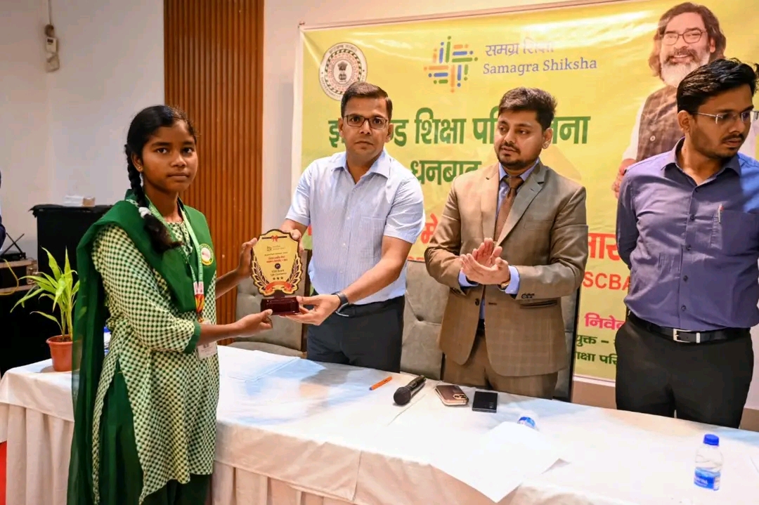 धनबाद में 81 मेधावी छात्र-छात्राएं सम्मानित, स्टेट टॉपर रशीदा नाज रहीं आकर्षण का केंद्र